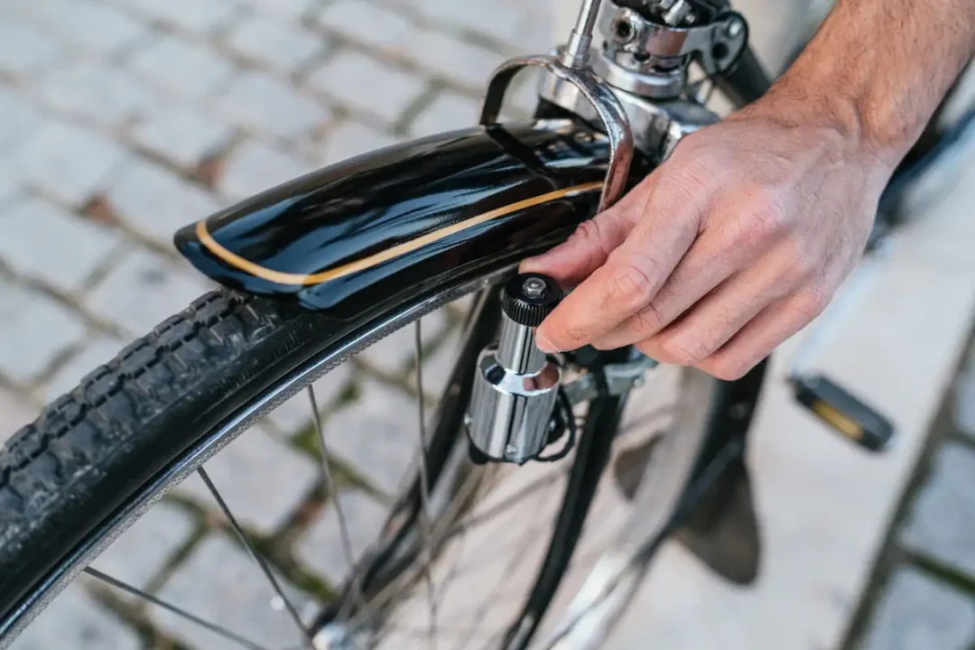 Dínamo de bicicleta gerando energia